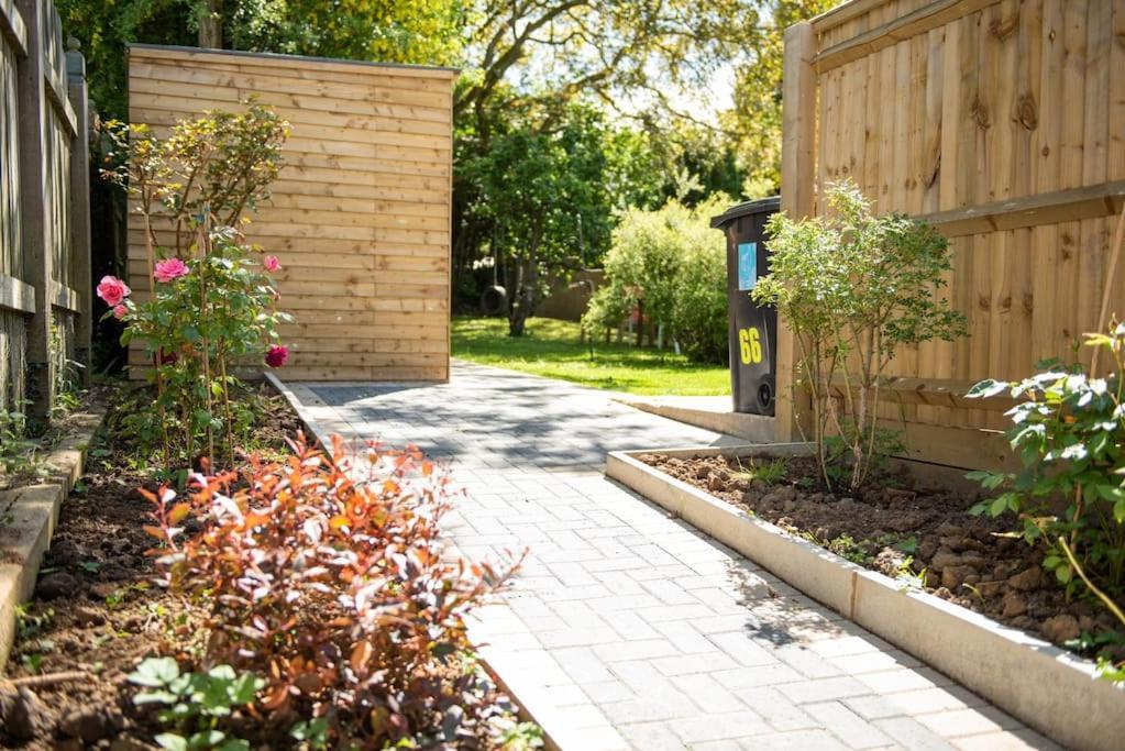 Walnut Flats: Garden Retreat Near Oxford Apartment Exterior photo